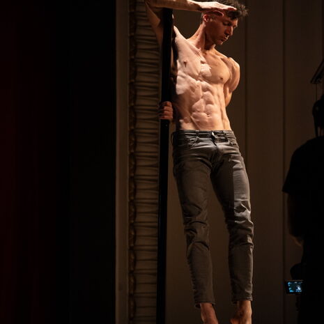 EinKlang – Musik und Tanz - 05. Juli - Tänzer: Danilo Dück (Poledance), Fotograf: Jo Titze
